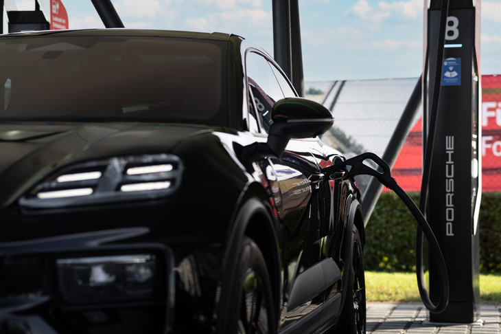 新型「マカン」は出力270kWの超高速充電に対応。十分な出力のある充電器なら、バッテリー残量が10％から80％まで、約22分で充電できるという。