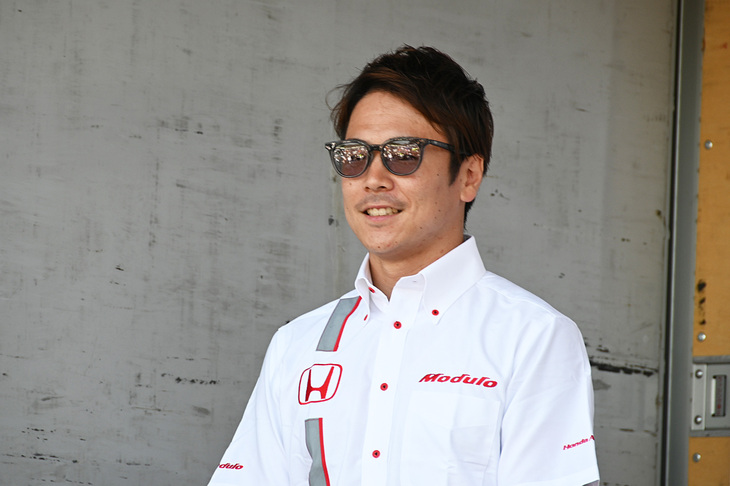 ホンダ純正アクセサリーアンバサダーで、レーシングドライバーの大津弘樹選手。「モデューロX」のオーナーでもある。