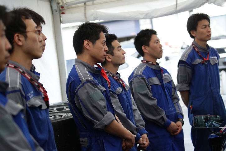 スバルでは世界ラリー選手権やニュルブルクリンク24時間レースなどにおいて、一部のチームスタッフを各販売会社から募集してきた。今年はレースエンジニアとして6人のメンバーが参加している。