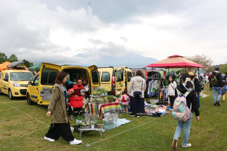 「カングー」オーナーによるフリーマーケットも恒例で、出店を楽しんでいるユーザーも多い。参加者同士の交流のきっかけにもなっている。なかには、イベント向けの手作り品を販売する人もいるなど、並ぶ商品も実にユニークだ。