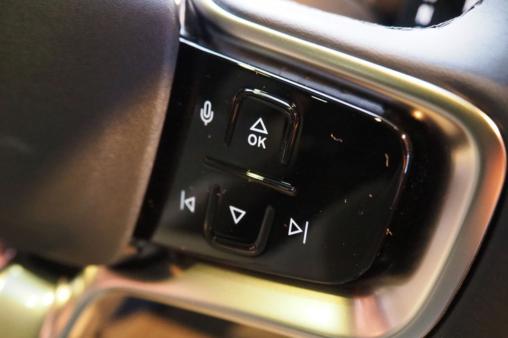 ボルボEX30クロスカントリー（用品装着車のステアリング右スイッチ）