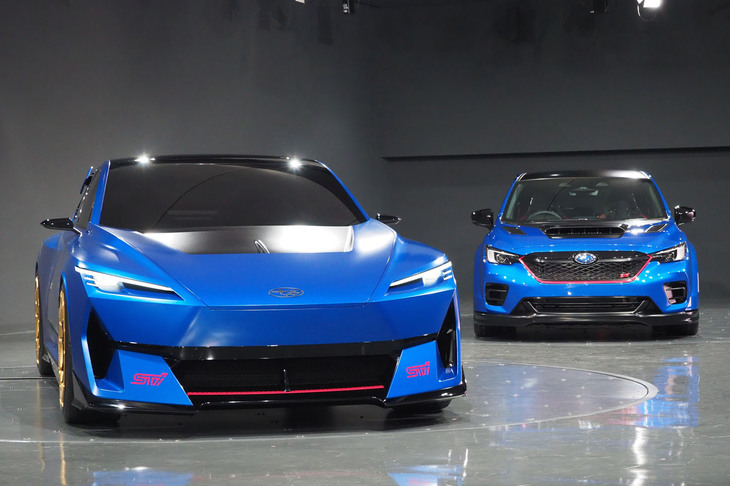 「ジャパンモビリティショー2025」（会期：11月9日まで）のスバルブースで注目を集めているのが「Performance-E STIコンセプト」（写真手前）と「Performance-B STIコンセプト」（同奥）だ。