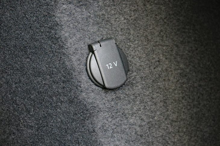 ポルシェ・タイカン4クロスツーリスモ（ラゲッジスペースの12V電源）