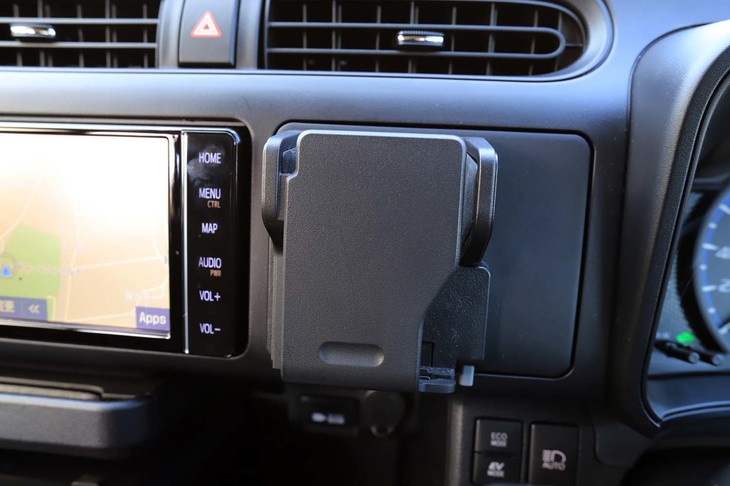 スマホやメモ帳などを置けるマルチホルダーを、全グレードに標準装備している。