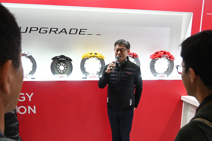 Bremboの製品のような高性能ブレーキに交換する大きなメリットは、絶対的な制動力アップだけでなく、コントロール性の向上やブレーキの軽量化にもあるという。