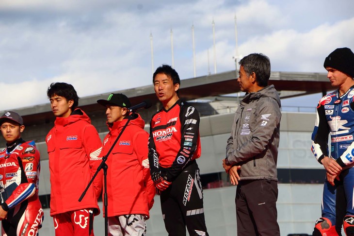 二輪ライダーを代表してあいさつに立ったのは、全日本トライアル選手権に参戦する小川友幸選手。国際A級スーパークラスで、新記録となる6年連続チャンピオンを獲得した。
