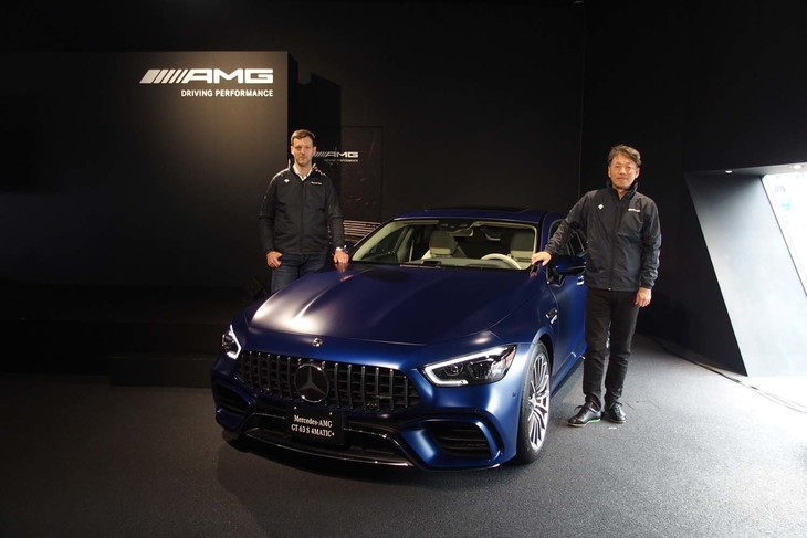 「AMG GT 4ドアクーペ」の発表会でスピーチを行ったメルセデス・ベンツ日本の代表取締役社長兼CEO上野金太郎氏（右）と、車両紹介を担当したメルセデスAMGの商品企画統括サイモン・トムス氏（左）。