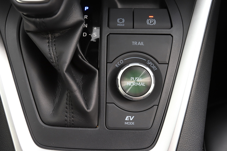 ドライブモードは「ノーマル」のほかに「エコ」と「スポーツ」が用意される。セレクターがダイヤル式となるのはハイブリッドの4WD車のみ（その他はボタン式。）