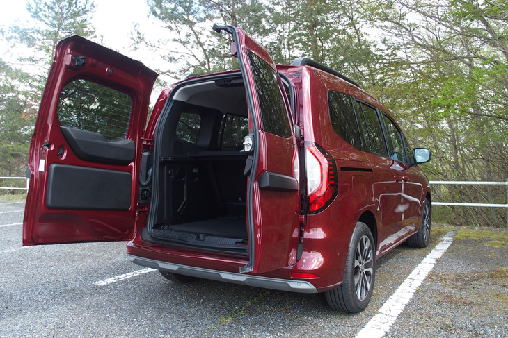 「カングー」といえばだれもが思い浮かべるであろう、観音開きのダブルバックドア。左右の扉はそれぞれ2段階に開く。荷室容量は通常時で775リッター、後席を折りたたむと2800リッターで、先代モデルよりも拡大されている。