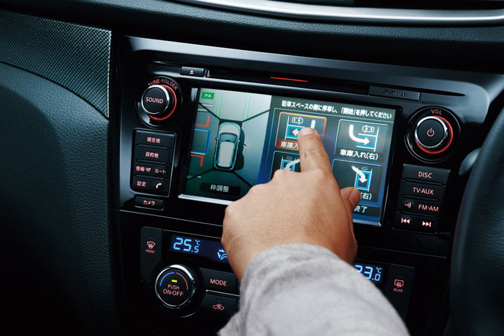 画面左のアラウンドビューモニターには移動物検知機能が備わる。画面右はインテリジェントパーキングアシスト機能の、駐車場所選択画面。