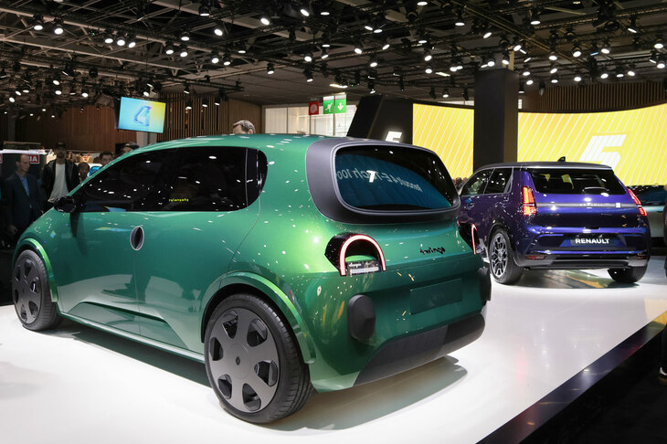 2024年10月にパリモーターショーで公開されたコンセプトカー「トゥインゴ レジェンド」。この時点ではドアハンドルは、前が初代に似たフラッシュサーフェス式、後ろはドア／Cピラー一体型が提案されていた。