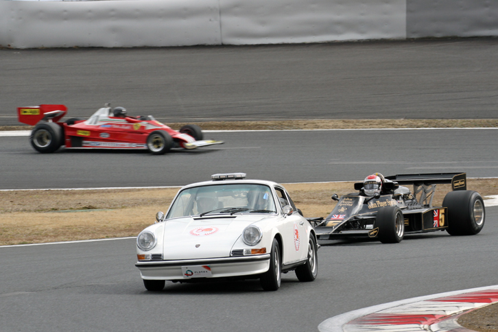 ほかのプログラムにおける先導車は、FSWのセーフティーカーである「レクサスRC F」だったが、F1のデモランに限ってはナローの「ポルシェ911」が登場した。