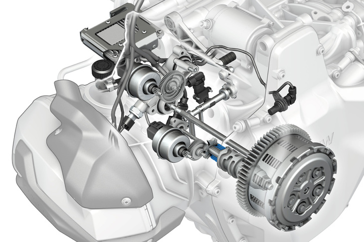 クラッチはアクチュエーターがじかにアームを動かすのではなく、回転するギアの側面に掘られた渦巻き型のゲートに沿ってアームを動かし、油圧を発生させる仕組みだ。手動（足動？）変速時に用いるフットレバーもバイ・ワイヤ式で、機械的にはセレクタードラムとつながっていない。（写真：BMWモトラッド）