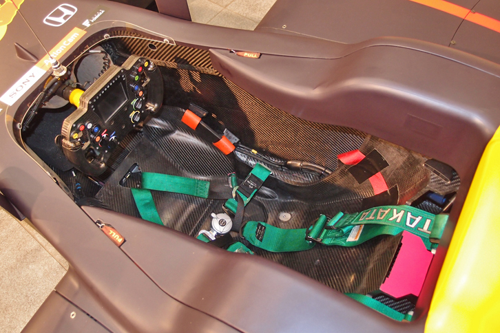 上写真と同じピエール・ガズリーが駆るマシンのコックピット。（写真左側が車体前方）