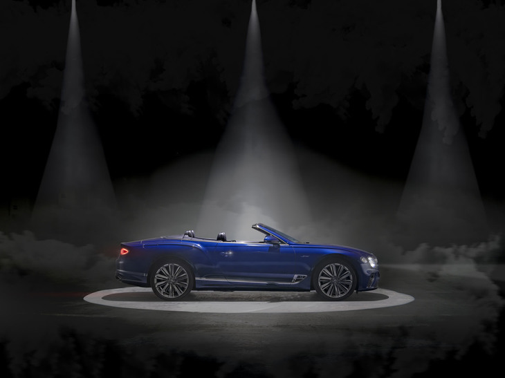 電動ソフトトップは、車速が50km/h以下であれば走行中でも操作が可能。開閉それぞれのアクションは19秒で完了する。