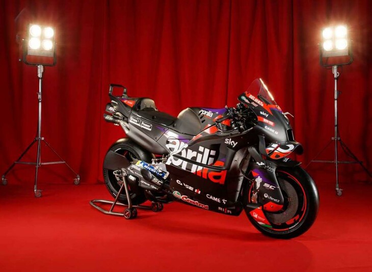 「SR GT200レプリカ」のカラーリングの元となっている、アプリリアのMotoGPマシン「RS-GP 24」。