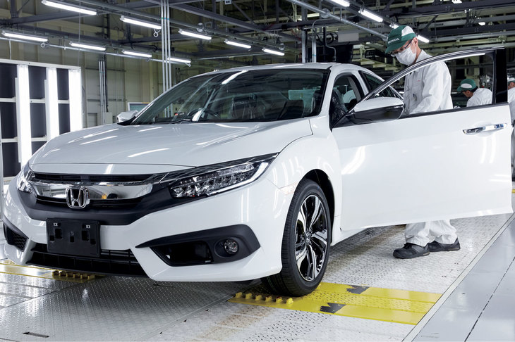 ホンダの寄居工場にて、完成検査を受ける「シビック」。同工場は納入部品の不足から、狭山工場ともども複数車種での減産に踏み切った。
