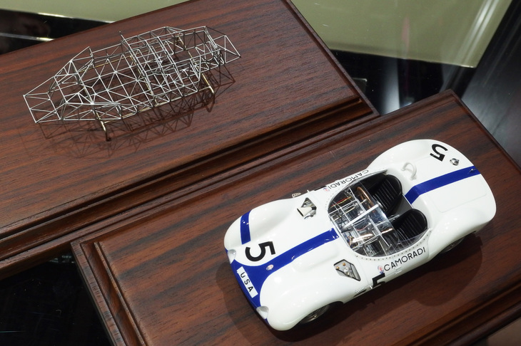 メイクアップが展示していた「マセラティ・ティーポ61」の試作品。1/43スケールで、バードケージと呼ばれるパイプフレームをここまで表現したのは見事だが、「果たしてこのまま製品化できるかどうか……」とのこと。