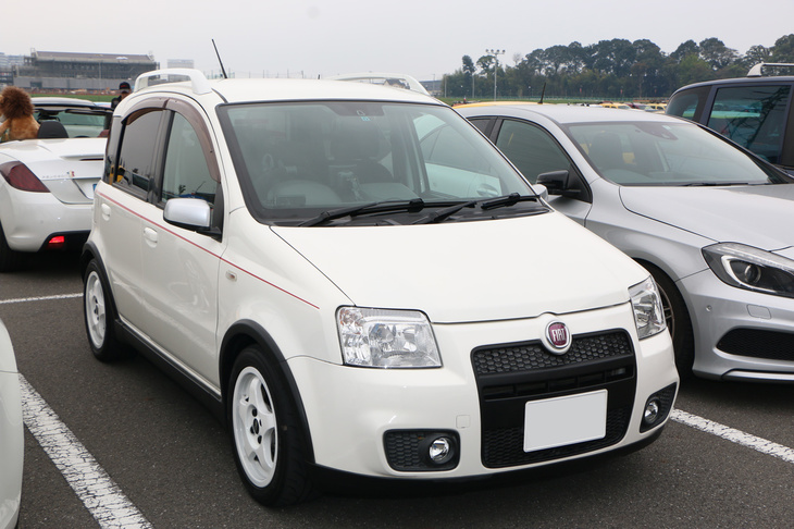 「フィアット・パンダ100HP」。グレード名が示すように、最高出力100psを発生するエンジンと6段MTを組み合わせたスポーティーなパンダ。現行型のMT仕様のパンダは、4WDの「4×4」のみだ。