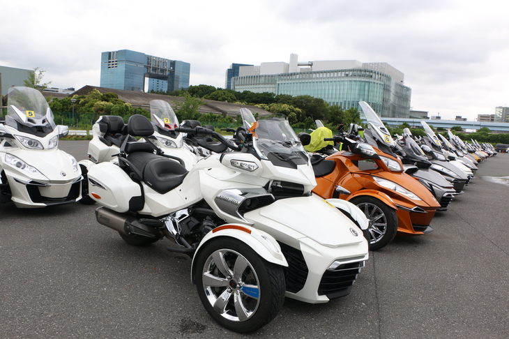 2018年の公式オーナーズミーティングに集まった「カンナム・スパイダー」は全75台。