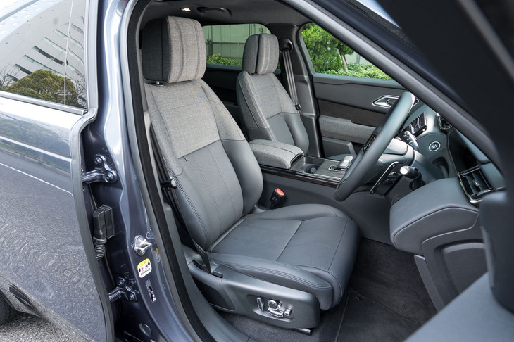 この試乗車は人工皮革の「ウルトラファブリック」とウールによるレザーフリー仕立てをチョイスしていた。シートの肩まわりやアームレストにウールが張られている。