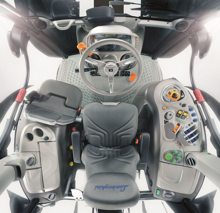 「ニトロ」のコックピット。スイッチのポジションだけでなく配色にも細心の注意が払われているのがわかる。