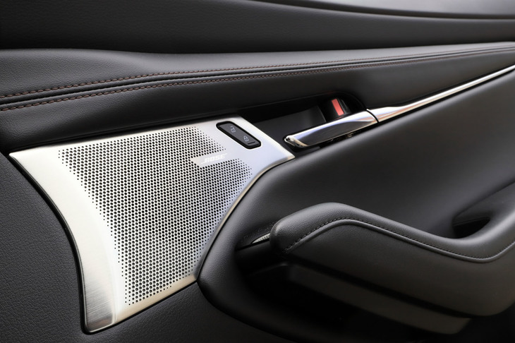 インテリアのクオリティーは非常に高く、デザインはもちろん、素材や色選びのセンス、各部の質感、組みつけ精度のいずれもが優れている。