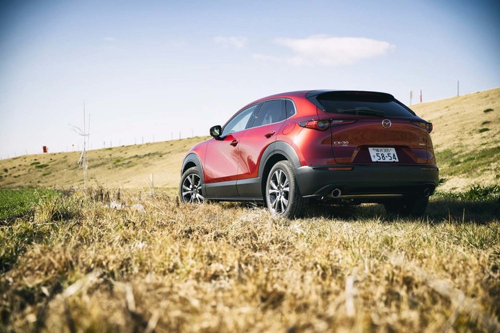 ボディーカラーは、試乗車の「ソウルレッドクリスタルメタリック」を含む全8色がラインナップされている。