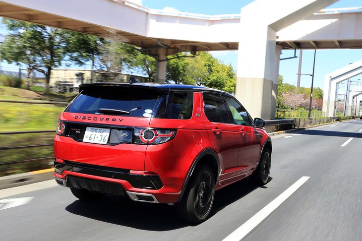 試乗車はブラックアウトされたルーフやフロントグリル、クロームエキゾーストフィニッシャーなどにより、スポーティーな雰囲気を漂わせていた。