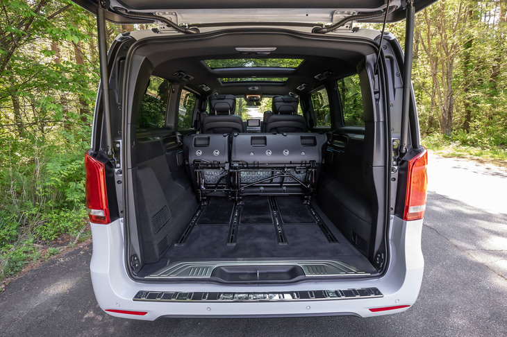 3列目シートを折りたたんだ様子。2列目／3列目シートを取り外した場合は、荷室容量を最大5000リッターに拡大できる。