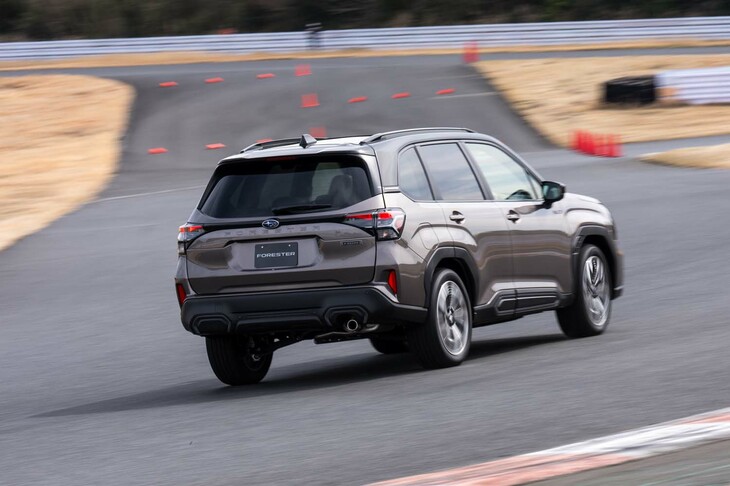 ハイブリッド車には機械式ブレーキと回生ブレーキを協調制御するため、ブースターレスの電子制御ブレーキが採用された。（アクチュエーターからキャリパーまでは油圧で制御する）