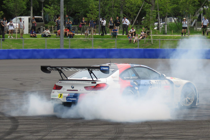 パフォーマンスの途中で、サーキットでのピットワークさながらにヨルグ・ミューラー選手から荒 聖治選手にドライバーチェンジ。ドリフト走行やドーナツターンなどが披露されるたびに、後輪からはご覧の通り盛大に白煙が吹き上がった。
