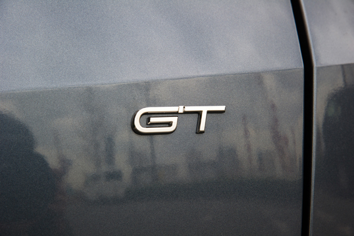 テールゲートに貼られた「GT」のバッジ。2017年の東京モーターショーや2018年の東京オートサロンには、「メガーヌ」のさらなる高性能モデル「ルノースポール」も出展されており、日本導入への期待が高まっている。