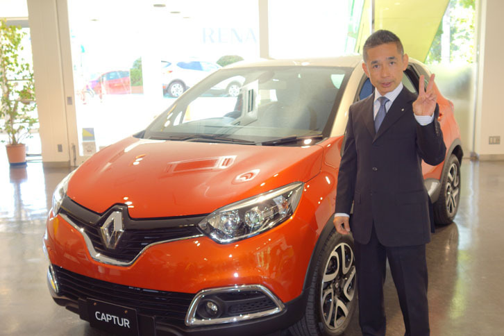 Vサインでキメるルノー・ジャポンの近棟氏……ではなく、「キャプチャー」は2014年“2”月の導入。と説明しているところを記者が激写した。なぜか目線もばっちり。