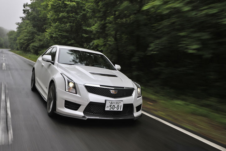 メーカー発表（米国仕様）の動力性能は、0-60mph（97km/h）が3.8秒、最高速は189mph（304km/h）。