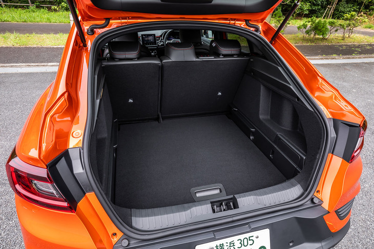 荷室容量は5人乗車の通常使用時が480リッター。ラゲッジフロアボードは２段階に調整でき、写真は下段に固定した様子。フロアボードを上部にセットすると前方に倒した後席背もたれと床面がほぼフラットになる。