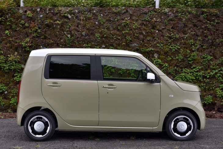 「N-WGN」のボディーカラーは全13種類。このうちモノトーンは9色で、写真のようにルーフをホワイトで塗り分けた2トーン仕様（4種類）も選べる。