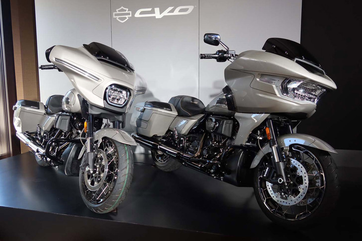 ハーレーダビッドソンの最高級プレミアムモデルとうたわれる「CVOストリートグライド」（写真左）と「CVOロードグライド」（同右）。2車種の2023年モデルが同時に披露された。