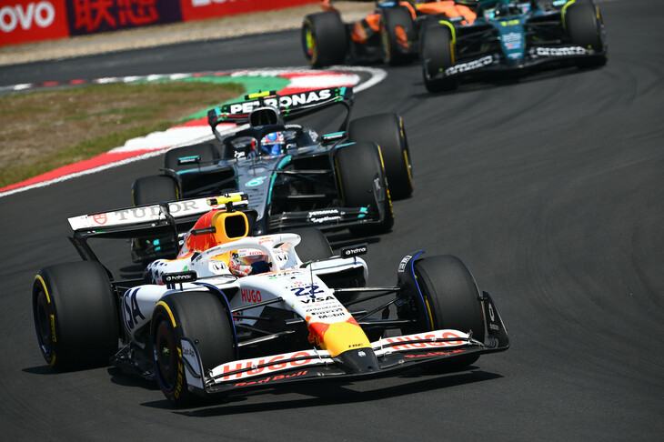 今シーズンの第2戦中国GPでレーシングブルズをドライブする角田（写真前）。開幕戦オーストラリアGP、中国GPと予選では連続してトップ10内に入り、中団勢随一の速さを見せている。次の日本GPではGP参戦90戦目と大台目前。日本人ドライバーとしては、片山右京が保持している最多出場記録95戦を抜くことがほぼ確実視されている。