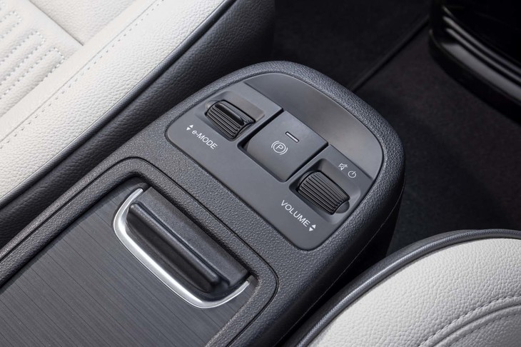 ドライブモードは「ノーマル」「レンジ」「シェルパ」の3種類。シェルパは緊急避難的なモードで、80km/hでリミッターが作動するほか、シートヒーターとエアコンが強制的にオフになる（手動でオンにできる）。