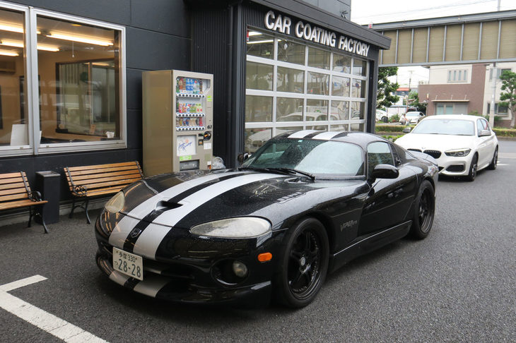 KeePer LABO足立店にいざ参上。後ろの白いのは、万が一に備えて用意しておいた編集部の「BMW M140i」である。