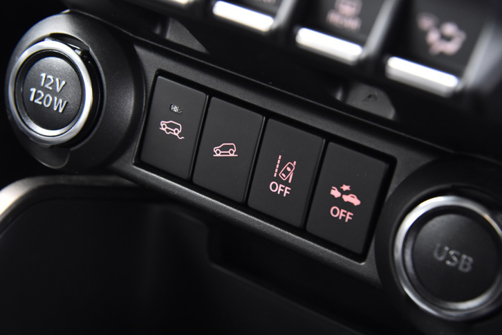 4WD車には滑りやすい路面での発進を助ける「グリップコントロール」や、下り坂で車速を一定に保つ「ヒルディセントコントロール」が装備される。