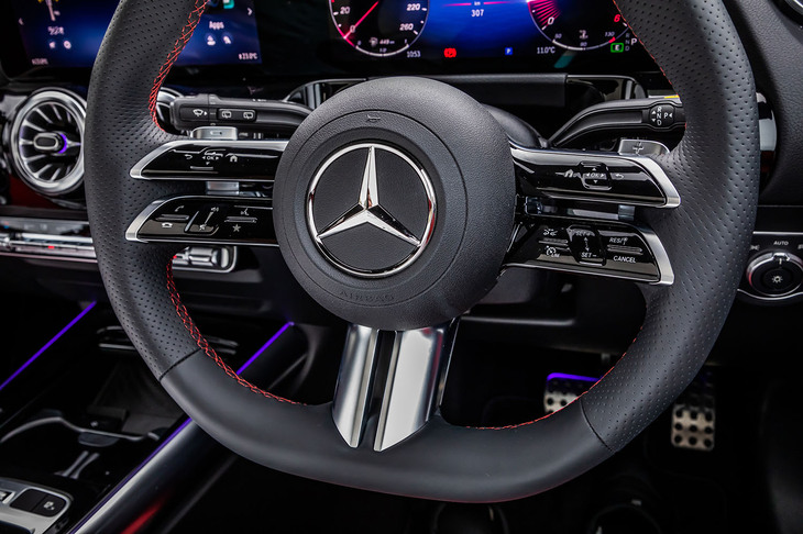 3本ツインスポークステアリングホイールは、オプションの「AMGラインパッケージ」に含まれるアイテム。リムには静電容量式センサーが新たに組み込まれている。ハンズオフ検知機能の精度が向上したことにより、「アクティブディスタンスアシスト・ディストロニック」の作動時などでは軽く握っているときでもハンズオフの警告が出ないので、従来型よりもストレスを感じる場面が少なかった。