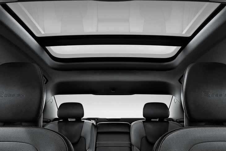 前後席の頭上を覆う、大きなガラスルーフも用意される。