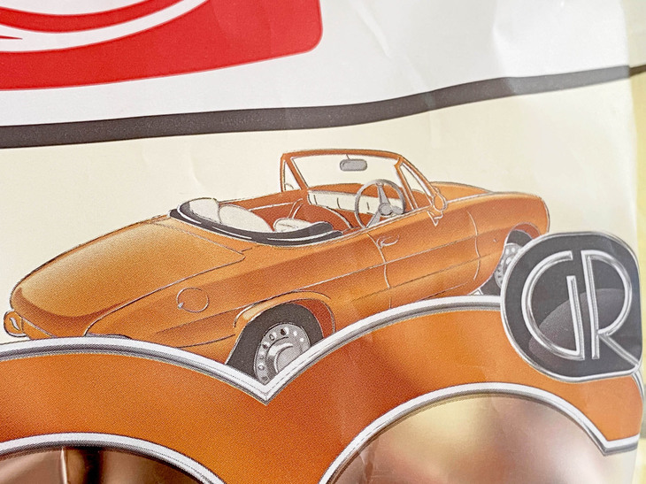 「アルファ・ロメオ・スパイダー デュエット」風のイラストが。その脇にある「GR」の文字は何を示しているのか？ 詳しくは動画を参照されたし。