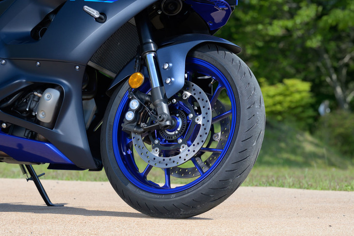 フロントブレーキはφ298mmのダブルディスクと制動時にたわみにくいラジアルマウントキャリパーの組み合わせだ。