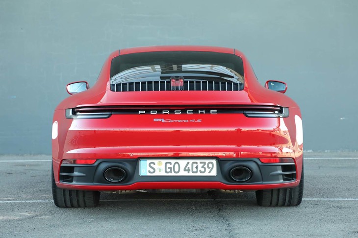 先に登場した最新の「パナメーラ」や「カイエン」と同様、左右のリアコンビランプをスプリットライトで結ぶ意匠を採用している。