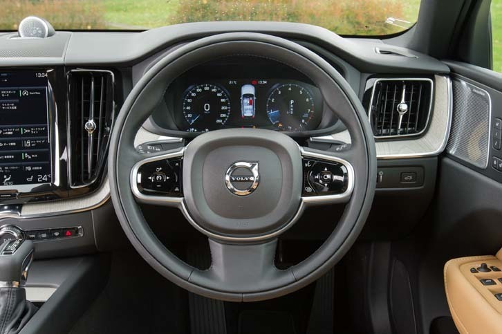 ステアリングホイールには、アダプティブクルーズコントロールや、インフォテインメントシステムの操作ボタンが備わる。奥にのぞくメーターパネルはフル液晶タイプ。