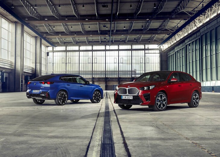 BMW X2 M35i xDrive（写真左）とBMW iX2 xDrive30（同右）