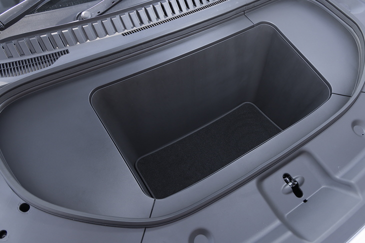 ボンネットの下には容量58リッターの収納スペースが設けられている（「モータールーム」と呼ぶ）。